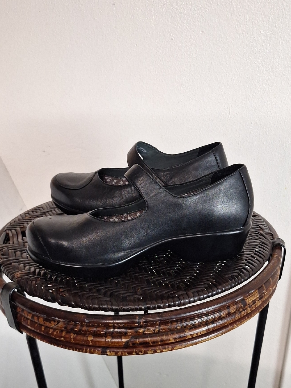 Dansko Mary Jane Shoes 37 US 7 Black Leather Rosette Button Portugal - Picture 3 of 11